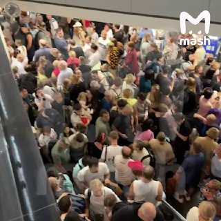 Огромные задержки в аэропорту Сочи — тысячи людей не могут улететь домой с пятницы из-за атак украинских БПЛА. За это время авиагавань открывали всего на восемь минут.Из-за толп людей ломаются лифты, кто-то падает в обморок — в залах стоит невероятная духо