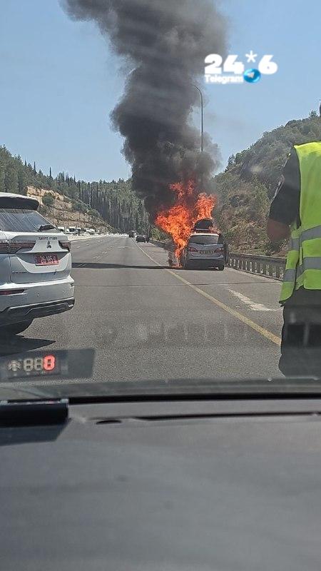 🇮🇱 כביש 1 נחסם לתנועה לכיוון ירושלים בשל רכב שעולה באש.