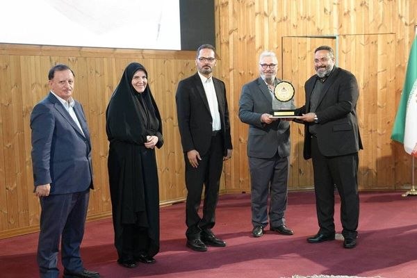 پایگاه خبری معدن نامه: افتخار تازه برای فولاد اکسین؛ نشان عالی مسئولیت اجتماعی ارتباطمحور اهدا شدششمین جشنواره روابط عمومی و مسوولیت اجتماعی ب