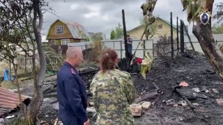 В Подмосковье при пожаре в дачном доме погибли пять человек — трое взрослых и двое детей. Причиной стало замыкание электропроводки, сообщили в региональной прокуратуре.