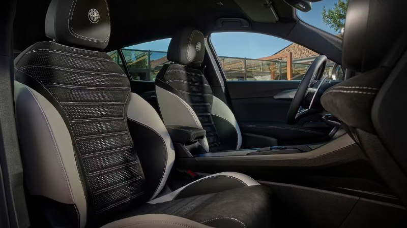 Компания Alfa Romeo обновила кроссовер Tonale 4