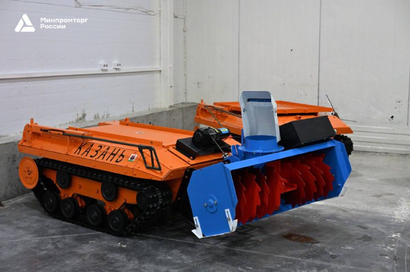 В Казани проходят испытания роботов для уборки снега, работающих в паре – один сгребает снег, а второй, двигаясь следом, отбрасывает его в сторону и ра фото