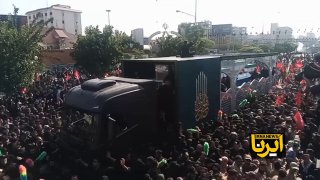 תנועת המכונית הנושאת את גופתו של מר הרג את איראן מ"ידגר אימאם" לכיוון כיכר אזדי בטהרן