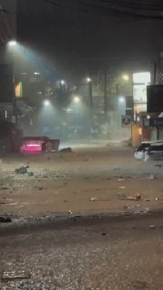 בתים ומכוניות בפוקט מוצפים לאחר הצפה מסיבית הגורם להצפות היה גשמים עזים במהלך הלילה ב-26 באוקטובר. על פי הר…