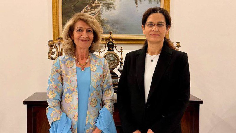 אילהאם אחמד ושחנאז אברהם אחמד הכירו İlham Ehmed וחבר הלשכה המדינית של PUK Şehnaz İbrahim Ehmed דנו בתהליך ה…