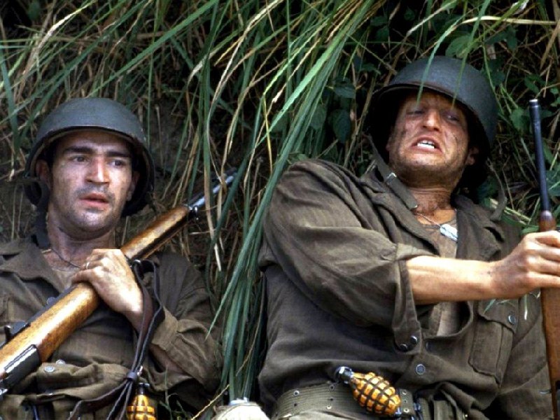 دیالوگ های ماندگار: ویت: تا حالا تنها شدی؟ولش: فقط وقتی که دورو برم پر از آدمه...📽 The Thin Red Line@TinyMoviez