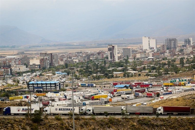 خودروکار: کُندی پذیرش کامیونهای ایرانی در ترکیه؛ صف بازرگان همچنان پابرجاستمقام مسئول سازمان راهداری گفت:پذیرش ناکافی ترکیه،مهم