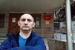 В Краснодаре заочно приговорили к 8 месяцам колонии военного пенсионера, фотографировавшего могилы «вагнеровцев» и российских солдат. Он успел эмигрироватьПрикубанский районный суд города Краснодара признал известного краснодарского активиста Виталия Вотан