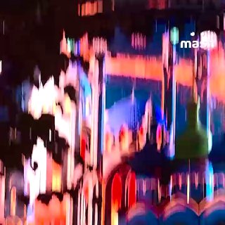 Ставьте класс, если видели, как на "Матрёшке Москвы" в парке "Зарядье" показывали символы России. Если не видели — тоже ставьте класс, потому что показываем. Диджитал малыху наряжали в честь Дня народного единства. Тут вам и 22-метровая девушка из Якутии в