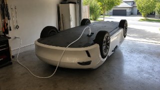 Apple Car, наше времяШутник из Х решил показать, как бы выглядел автомобиль от Apple, если бы его всё-таки выпустили. Правильный метод зарядки прилагается.Если что, это нейрослоп стопроцентный  — очевидно, что настоящая машина от Apple заряжалась бы через 