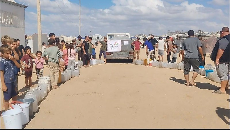 منظمات توزع المياه على النازحين بغزة