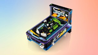 LEGO представила набор, который позволит собрать работающий автомат для пинболаПомимо привычных кубиков, он включает в себя выдвижную ручку для запуска шарика и пару кнопок для управления лепестками.Главная цель — попасть по астероиду в центре поля.Выходит