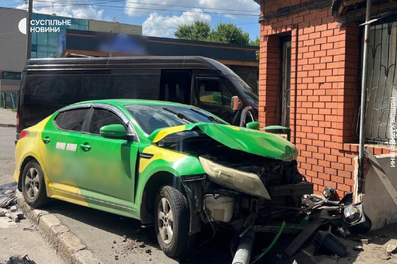 У Харкові сталася ДТП за участю рейсового автобуса Mercedes-Benz та автомобіля Kia K5, постраждали п’ятеро людей