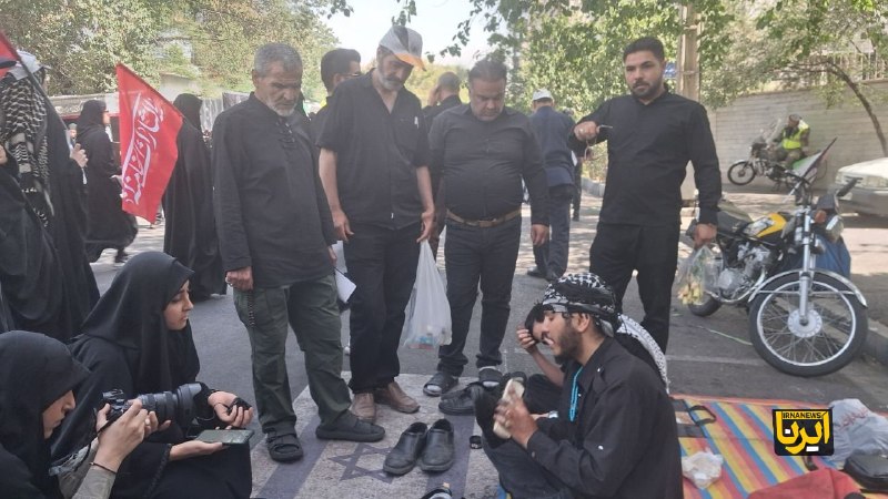 טקס הפרידה מהמנהיג המנוח: צעירים בטהרן מקרצפים נעליים כנדר תפילה