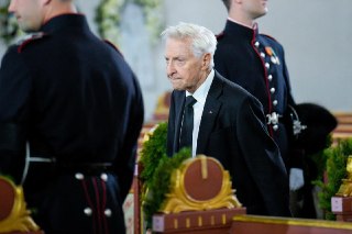 Известный норвежский скрипач Арве Теллефсен признался, что это у него зазвонил будильник во время минуты молчания на похоронах короля Харальда V.Церемония прошла в Осло 9 сентября. Момент с будильником попал на видео.89-летний Теллефсен извинился и объясни