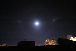 upd: Оптический эффект с ложными лунами в небе связан со съемкой объекта через стеклопакет, называть его «парселеной» ошибочно, об этом, в частности, пишет синоптик Михаил Леус:  «На самом деле оптическое явление парселена или „ложная Луна“, один из вариан