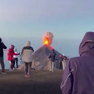 В Гватемале началось извержение вулкана Фуэго — одного из самых активных вулканов Центральной Америки, сообщает национальный институт сейсмологии.Из находящихся поблизости деревень Эль-Порвенир и Лас-Лахитас эвакуировали около 250 человек. В июне 2018 года