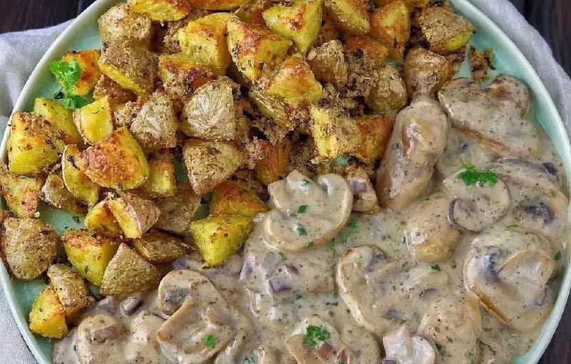 بکگراند کیوت🍓 ִֶָ ִֶָ: رسپی کامل سس قارچ با سیب زمینی سرخ کرده رستورانی 🍟🥘 :@food