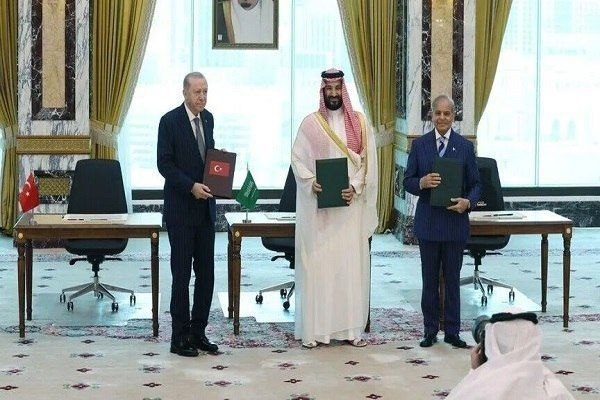 پایگاه خبری الف: ⭕ اولین نشست مقامات ترکیه، پاکستان و عربستان تحت توافق مکه برگزار می‌شود🔹اولین جلسه کمیته راهبردی سیاسی و دفاعی که تحت پ