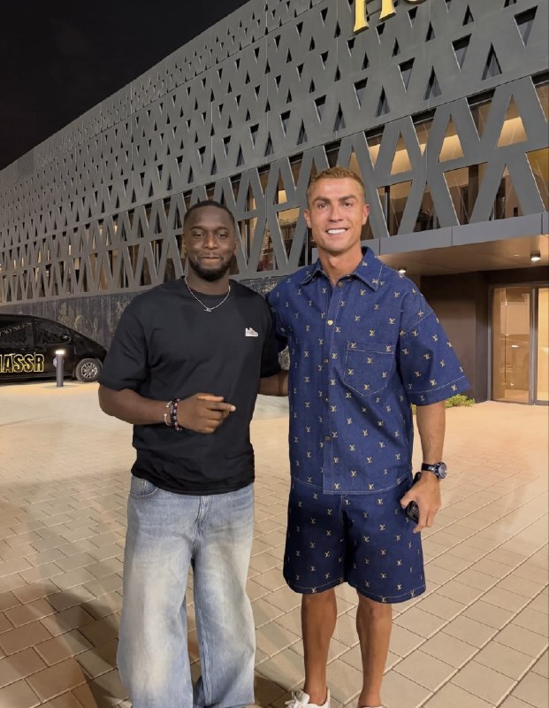 CR7 NEWS: اسطوره کریستیانو با یک هوادار جلوی مقر باشگاه النصر 😍💙------------🇵🇹 ســـے آر ســـون نـــیـــوز@CR7_NEWS