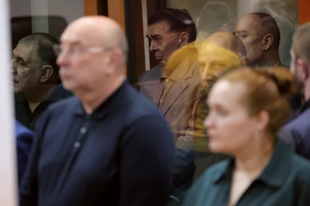 Кировский районный суд Екатеринбурга приговорил бывшего лидера азербайджанской диаспоры на Урале Шахина Шыхлински к 22 годам колонии строгого режима. И фото