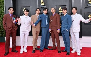 Лейбл, превративший BTS в мировой феномен, снова открывает двери. BigHit Music запустила Global Audition 2026 и ищет по всему миру молодых артистов, которые могут стать героями следующей главы компании. Причём требования на этот раз сделали удивительно сво