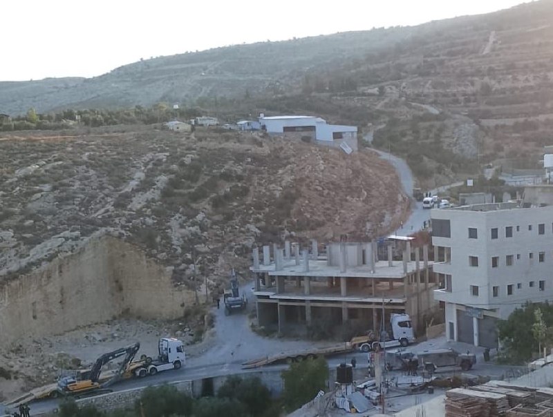 דחוף: כוחות הכיבוש, מלווים ברכבי הריסה, מסתערים על העיירה נחלין ממערב לבית לחם ומאלצים את מואטאז נג'ארה הפל…