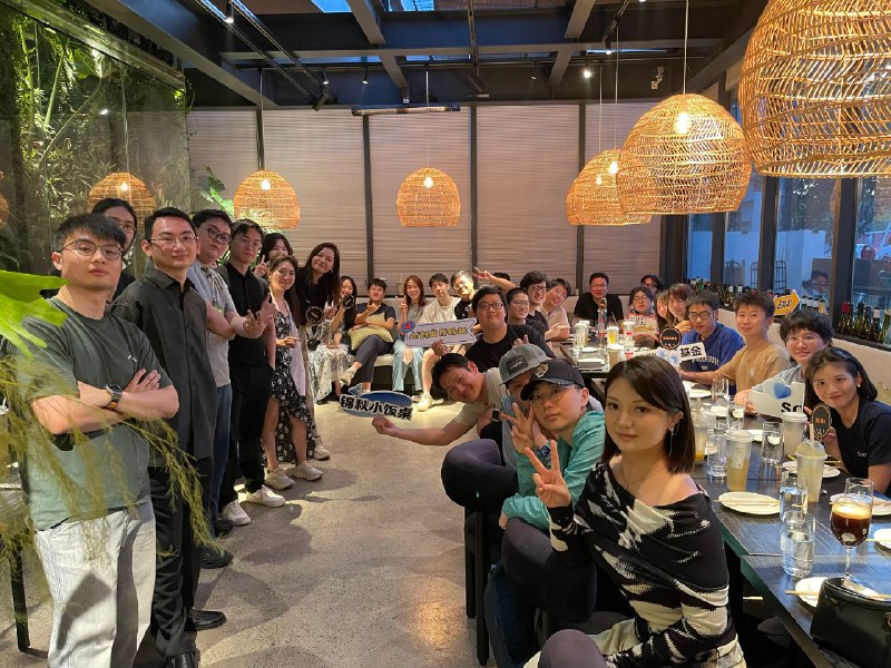 15人的锦秋小饭桌最后变成了40多人的大饭桌😻 和大家catch up 新动向外，更重要的是被感染——被大家对未来的热情和无限憧憬所感染， 被未来无限变化的可能性所感召