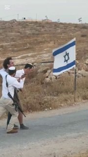 משהד מתעד את הברבריות של מתנחלים. הם חטפו פעיל זר מול המצלמות לאחר שניסה להגן על ילדים פלסטינים באום אל-ח'י…