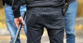 ⛓ «Пакет оказался с дыркой — сказали, что мне повезло»Пытки током за отказ разблокировать телефон, пакет на голове, угрозы изнасилованием, ШИЗО за пыль в камере и сроки за комментарии во «ВКонтакте» — все это уже не исключения, а наша повседневность.В свеж