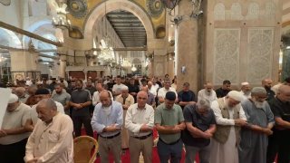 آلاف الفلسطينيين يؤدون صلاة العشاء بالأقصى