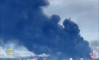 В результате атаки беспилотников произошел пожар на нефтеперерабатывающем заводе в Сызрани (Самарская область), пишет ASTRA.  Местные власти атаку пока не комментировали.