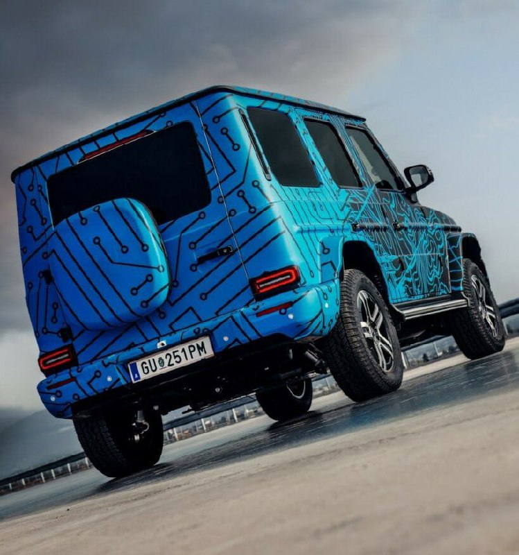 Mercedes-Benz показал предсерийный электро-гелик 2