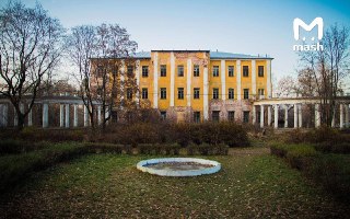 Главный дворец усадьбы Пехра-Яковлевское загорелся в Балашихе — предварительно, огонь вспыхнул на четвёртом этаже и перекинулся на кровлю.По данным Mash, пожар локализовали на площади 200 м² — огонь больше не распространяется. Тушение продолжается, причины