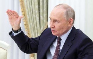 Рейтинг Путина снизился до минимума с февраля 2022 года73% опрошенных россиян считают, что Владимир Путин «скорее хорошо» выполняет обязанности на посту президента России. Об этом говорится в исследовании Фонда «Общественное мнение» (ФОМ), работающего с Кр