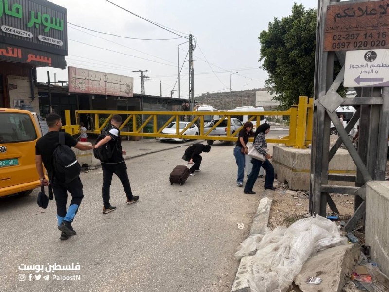 מאות סטודנטים פלסטינים מהפנים הכבושים עוזבים את העיר שכם דרך מחסום דיר שרף, כדי להשתתף בבחירות.