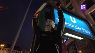 במקביל, בברלין, הסלוגן "נוער, עתיד, סוציאליזם! "קוראים לו.