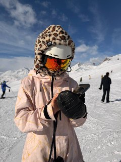 Думала, сделаю банан по фану за пару часов и оставлю жить своей жизнью. Нифига. Затянуло конкретно! Постоянно хочется доделать ещё какую-то фичу, которую придумала сама или пишете вы в комментах. К итогам вчерашней игры!Загадано было слово КРИНЖ. Я была ув