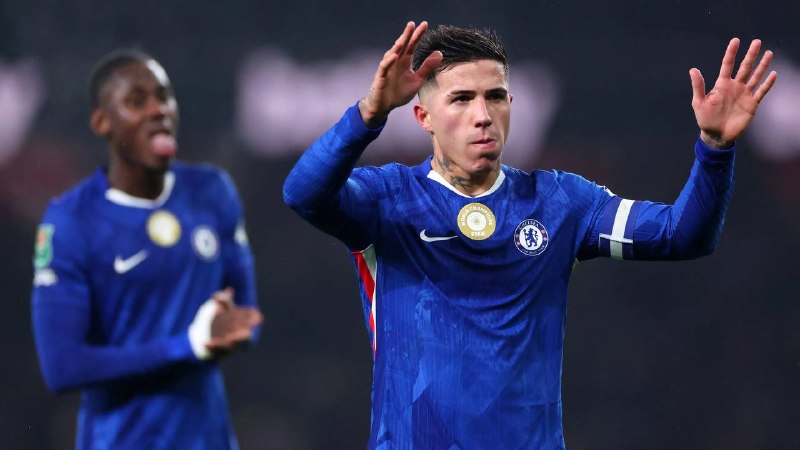 CHELSEA CF: فابریزیو رومانو، اسکای ایتالیامنچسترسیتی همچنان در فکر تقویت خط هافبک با انزو فرناندز است. منچسترسیتی تسلیم نمی‌شود. انت