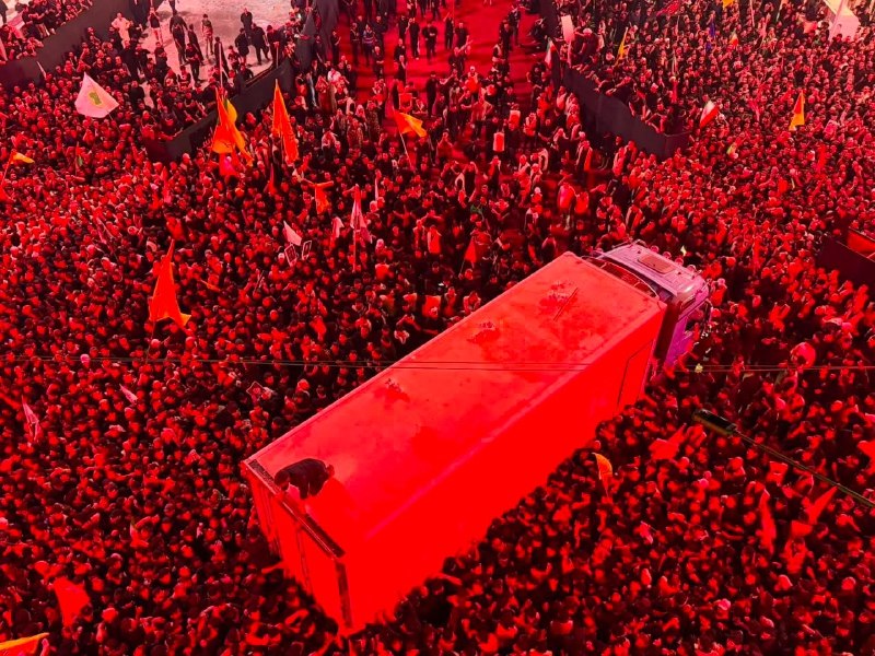 תמונה עולמית שציירו המוני האבלים בכרבלא, ירושלים, שהתאספו להתאבל על גופו הטהור של האייתוללה הגדול עלי אל-חו…