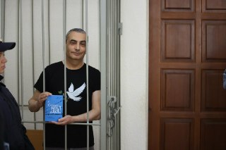 Суд оставил Шлосберга* в СИЗО еще на полгода — несмотря на просьбы защиты дать ему возможность ухаживать за 97-летним отцом Псковский горсуд продлил срок ареста зампредседателя «Яблока» Льва Шлосберга на полгода, до 21 ноября, сообщает пресс-служба партии.