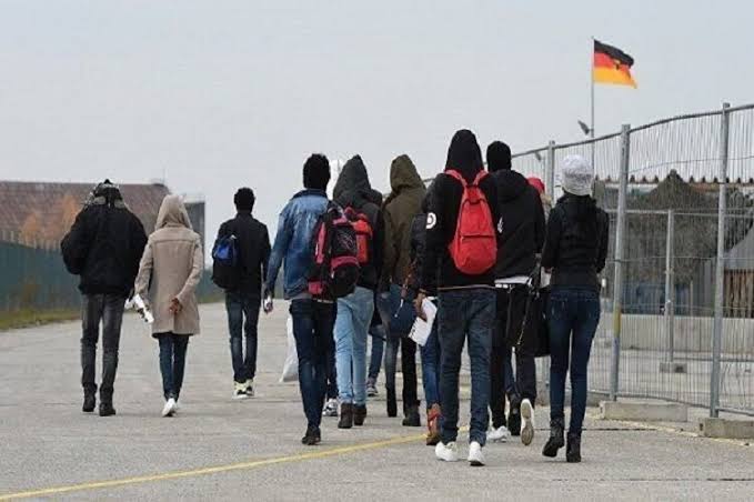 خبرگزاری صدای افغان (آوا): 🛑اخراج حدود ۱۰ هزار پناهنده از آلمان در نیمه نخست سال جاری میلادی🔸بر اساس تازهترین آمارهای منتشرشده توسط دولت آلمان، در
