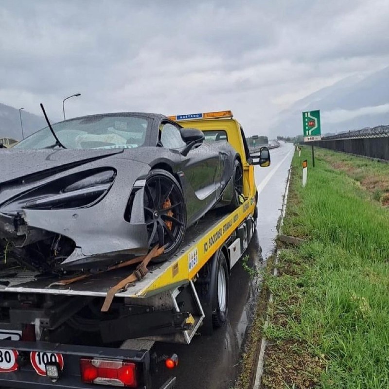 McLaren 720S ушел в занос в Аосте, Италия, из-за сильного дождя 7