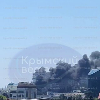 ❗️Smoke is rising from Yalta's port as Ukrainian sea drones attack the city. Tourists are being evacuated from beaches while the port remains under attack.