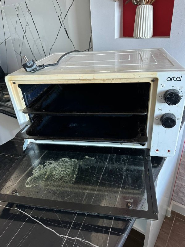 Духовка, всё хорошо работает, нужно почистить. 70 лари. — фото 1