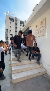 גופות הנפגעים שמתו בהפצצה האווירית של הכיבוש על דירת מגורים בשכונת אל-סברה, דרומית לעיר עזה, עם שחר היום.
