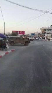 כוחות הכיבוש מקימים מחסום ומפריעים למעבר כלי רכב בכיכר עראבה, דרומית לג'נין.