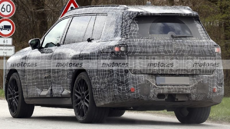 BMW тестирует флагманский электрокроссовер iX7 2
