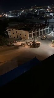 מקורות מקומיים: כוחות צה"ל פשטו על העיירה בדו מצפון-מערב לירושלים וסגרו כבישים.