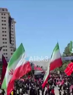 המוני ענק בעיר משהד ממתינים לגופו ללא רבב של מנהיג המהפכה ההרוג, סייד עלי חמינאי.